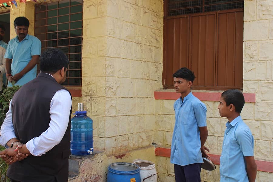 ವಿಜಯಪುರ ಜಿಲ್ಲಾ ಪಂಚಾಯಿತಿ ಮುಖ್ಯ ಕಾರ್ಯನಿರ್ವಾಹಕ ಅಧಿಕಾರಿ ರಿಷಿ ಆನಂದ ಕಾಖಂಡಕಿ ಗ್ರಾಮದ ಡಾ.ಬಿ.ಆರ್ ಅಂಬೇಡ್ಕರ್‌ ವಸತಿ ನಿಲಯಕ್ಕೆ ಭೇಟಿ ನೀಡಿ, ಕುಡಿಯುವ ನೀರಿನ ವ್ಯವಸ್ಥೆ ಪರಿಶೀಲಿಸಿದರು