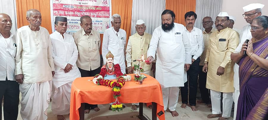 <div class="paragraphs"><p>ಬಸವನಬಾಗೇವಾಡಿ ಪಟ್ಟಣದ ವಿರಕ್ತಮಠದಲ್ಲಿ ರಾಜ್ಯ ನಿವೃತ್ತ ಸರ್ಕಾರಿ‌ ನೌಕರರ ಸಂಘ ತಾಲ್ಲೂಕು ಘಟಕದ ವಾರ್ಷಿಕೋತ್ಸವ ಹಾಗೂ ನಿವೃತ್ತ ನೌಕರರಿಗೆ ಸನ್ಮಾನ ಸಮಾರಂಭವನ್ನು ಗಣ್ಯರು ಉದ್ಘಾಟಿಸಿದರು</p></div>