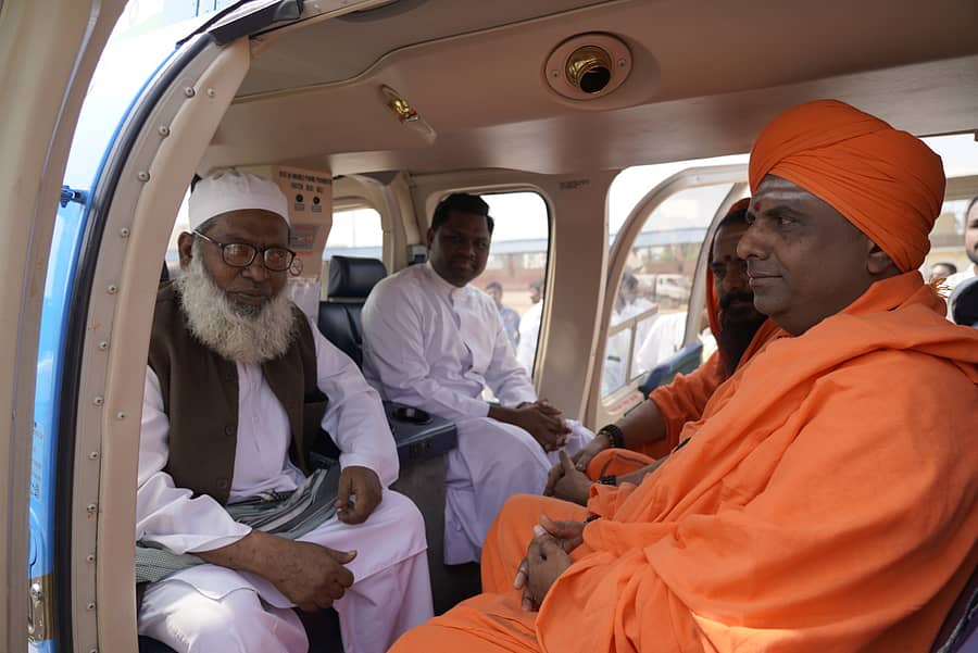 ಹೆಲಿಕಾಪ್ಟರ್‌ನ ಮೊದಲ ರೈಡ್‌ನಲ್ಲಿ ಪ್ರಯಾಣ ಬೆಳೆಸಿದ ರಾಯಚೂರಿನ ಧರ್ಮಗುರುಗಳು / ಪ್ರಜಾವಾಣಿ ಚಿತ್ರ: ಶ್ರೀನಿವಾಸ ಇನಾಂದಾರ್
