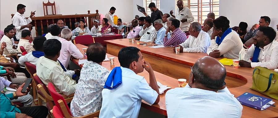 ಪಾಂಡವಪುರ ಪಟ್ಟಣದ ತಾಲ್ಲೂಕು ಆಡಳಿತ ಸೌಧದಲ್ಲಿ ಬುಧವಾರ ತಹಶೀಲ್ದಾರ್ ಬಸವರಡ್ಡೆಪ್ಪ ರೋಣದ ಅಧ್ಯಕ್ಷತೆಯಲ್ಲಿ ನಡೆದ ಪ.ಜಾ, ಪ.ಪಂ ಜನಾಂಗ‌ದ ಕುಂದುಕೊರತೆ ಸಭೆಯಲ್ಲಿ ತಾ.ಪಂ.ಇಒ ಎಂ.ಎಸ್.ವೀಣಾ, ಸಮಾಜ ಕಲ್ಯಾಣಾಧಿಕಾರಿ ಕೋಮಲ ಇದ್ದಾರೆ