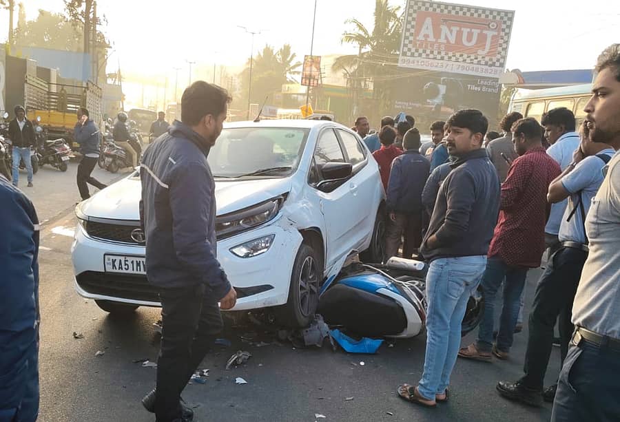 ಆನೇಕಲ್‌ ತಾಲ್ಲೂಕಿನ ಜಿಗಣಿಯಲ್ಲಿ ಕಾರು-ದ್ವಿಚಕ್ರ ವಾಹನ ನಡುವೆ ಅಪಘಾತ ಸಂಭವಿಸಿರುವುದು