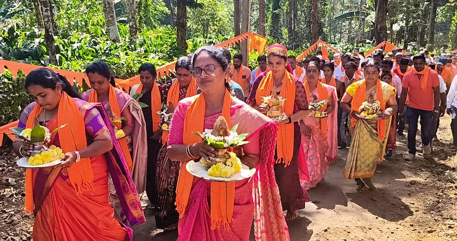ವಿರಾಜಪೇಟೆ ಸಮೀಪದ ಕೆದಮುಳ್ಳೂರು ಗ್ರಾಮದ ತೆರ್ಮೆಮೊಟ್ಟೆಯಲ್ಲಿ ಈಚೆಗೆ ನಡೆದ ಹಿಂದೂ ಸಂಗಮ ಕಾರ್ಯಕ್ರಮದ ಅಂಗವಾಗಿ ಮೆರವಣಿಗೆ ನಡೆಯಿತು 