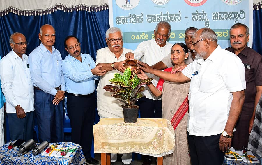 ಕಲಬುರಗಿಯ ‌ಹಿಂದಿ ಪ್ರಚಾರ ಸಭಾದಲ್ಲಿ ಹಮ್ಮಿಕೊಂಡಿಕೊಂಡಿದ್ದ ‘ಜಾಗತಿಕ‌ ತಾಪಮಾನ– ನಮ್ಮ ಜವಾಬ್ದಾರಿ’ ಕುರಿತ ಉಪನ್ಯಾಸ ಕಾರ್ಯಕ್ರಮವನ್ನು ಗಣ್ಯರು ಉದ್ಘಾಟಿಸಿದರು       ಪ್ರಜಾವಾಣಿ ಚಿತ್ರ