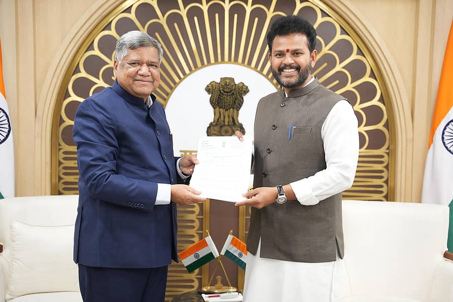 ದೆಹಲಿಯಲ್ಲಿ ಕೇಂದ್ರ ವಿಮಾನಯಾನ ಸಚಿವ ಕೆ.ರಾಮಮೋಹನ ನಾಯ್ಡು ಅವರಿಗೆ ಸಂಸದ ಜಗದೀಶ ಶೆಟ್ಟರ್ ಮನವಿ ಕೊಟ್ಟರು