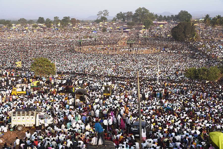 ಹೂವಿನಹಡಗಲಿ ತಾಲ್ಲೂಕು ಮೈಲಾರ ಸುಕ್ಷೇತ್ರದ ಡೆಂಕನಮರಡಿಯಲ್ಲಿ ಕಾರಣಿಕ ನುಡಿ ಆಲಿಸಲು ಸೇರಿದ್ದ ಭಾರೀ ಜನಸ್ತೋಮ  –ಪ್ರಜಾವಾಣಿ ಚಿತ್ರ/ ಕೆ.ಸೋಮಶೇಖರ್‌