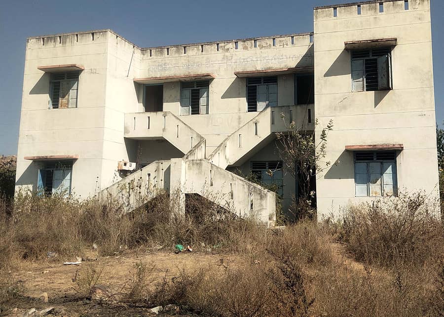 ಬಾಗೇಪಲ್ಲಿ ತಾಲ್ಲೂಕಿನ ಪಾತಪಾಳ್ಯ ಹೋಬಳಿಯ ನಲ್ಲಚೆರುವು ಬಳಿ ನಿರ್ಮಿಸಲಾದ ಶಿಕ್ಷಕರ ವಸತಿ ಗೃಹಗಳ ಸೂಕ್ತ ನಿರ್ವಹಣೆ ಇಲ್ಲದೆ, ಕಳೆ, ಮುಳ್ಳಿನ ಗಿಡಗಳು ಬೆಳೆದಿರುವುದು