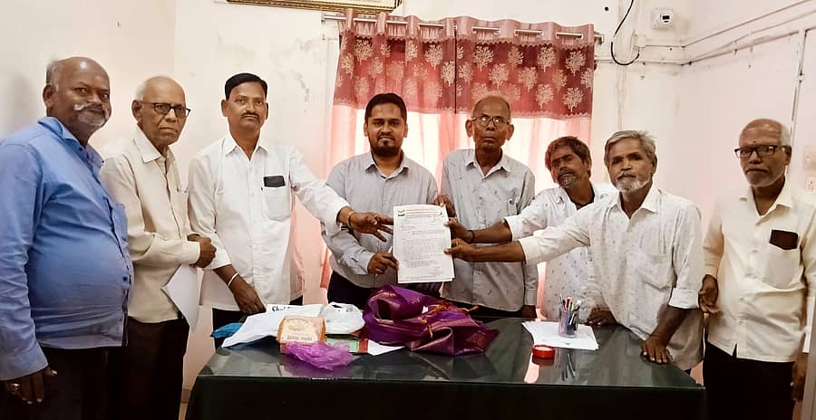 ಚಿತ್ತಾಪುರ ತಾಲ್ಲೂಕು ದೈಹಿಕ ಮತ್ತು ಮಾನಸಿಕ ಅಂಗವಿಕಲರ ವಿವಿಧೋದ್ದೇಶ ಕ್ಷೇಮಾಭಿವೃದ್ಧಿ ಸಂಘದ ಅಧ್ಯಕ್ಷ ಮಹ್ಮದ್ ಇಬ್ರಾಹಿಂ ಅವರು ಈಚೆಗೆ ಸರ್ಕಾರಿ ಆಸ್ಪತ್ರೆಯ ಆಡಳಿತ ವೈದ್ಯಾಧಿಕಾರಿಗೆ ಮನವಿ ಪತ್ರ ಸಲ್ಲಿಸಿದರು