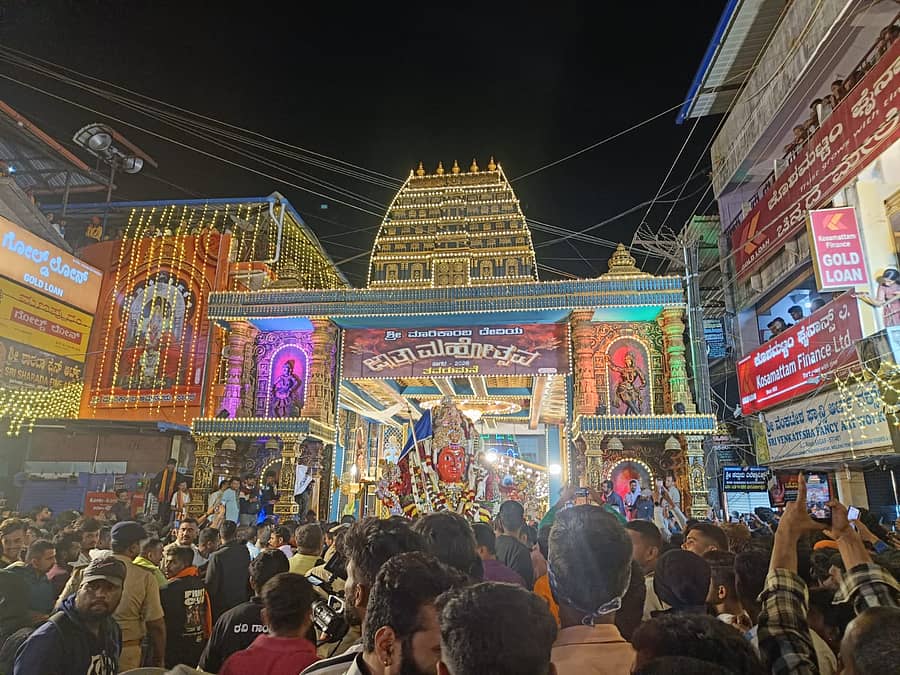 ಸಾಗರದಲ್ಲಿ ಮಾರಿಕಾಂಬಾ ದೇವಿಯನ್ನು ತವರುಮನೆಯಿಂದ ಗಂಡನ ಮನೆಗೆ ಕಳುಹಿಸುವ ರಾಜಬೀದಿ ಉತ್ಸವ ಮಂಗಳವಾರ ತಡರಾತ್ರಿ ನಡೆಯಿತು 