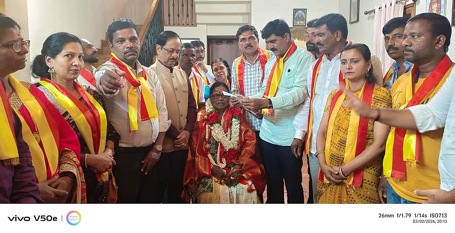 ಮೂಡಿಗೆರೆಯ ಮೋಟಮ್ಮ ಅವರ ನಿವಾಸದಲ್ಲಿ ಬುಧವಾರ ಕಜಾಪ ಪದಾಧಿಕಾರಿಗಳು ಮೋಟಮ್ಮ ಅವರನ್ನು ಅಭಿನಂದಿಸಿದರು