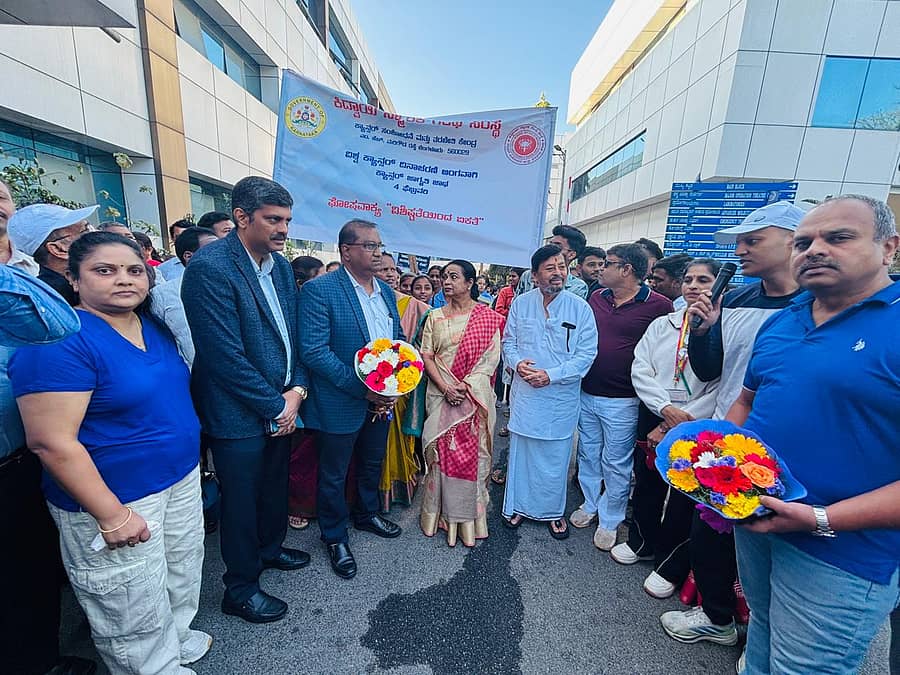 ಜಾಥಾಕ್ಕೆ ಉಮಾಶ್ರೀ ಚಾಲನೆ ನೀಡಿದರು. ರಮೇಶ್ ಭಟ್, ಡಾ.ಟಿ.ನವೀನ್‌ ಹಾಗೂ ವೈದ್ಯರು ಉಪಸ್ಥಿತರಿದ್ದರು