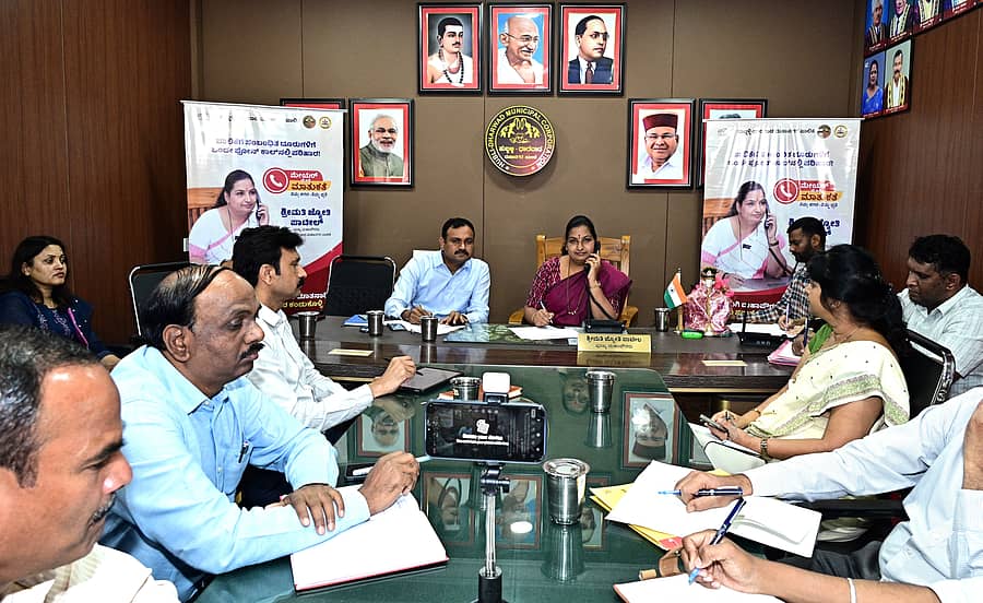 ಹುಬ್ಬಳ್ಳಿ–ಧಾರವಾಡ ಮಹಾನಗರ ಪಾಲಿಕೆಯ ಮೇಯರ್ ಕಚೇರಿಯಲ್ಲಿ ಬುಧವಾರ ಮೇಯರ್‌ ಜೊತೆ ಮಾತುಕತೆ ಫೋನ್ ಇನ್ ಕಾರ್ಯಕ್ರಮ ನಡೆಯಿತು