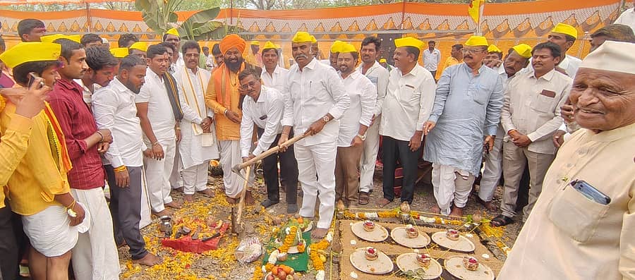 ಅಫಜಲಪುರ ತಾಲ್ಲೂಕಿನ ಬಂಕಲಗ ಗ್ರಾಮದ ಹೊಸ ಬಡಾವಣೆಯಲ್ಲಿ ಬೀರಲಿಂಗೇಶ್ವರ ದೇವಸ್ಥಾನದ ಅಡಿಗಲ್ಲು ಸಮಾರಂಭ ಹಾಗೂ ಹೋಮ ಹವನ ಕಾರ್ಯಕ್ರಮವನ್ನು ಹುಲಿಜಂತಿ ಮಾಳಿಂಗರಾಯ ದೇವಸ್ಥಾನದ ಮಾಳಿಂಗರಾಯ ಮಹಾರಾಜರು ನೆರವೇರಿಸಿದರು