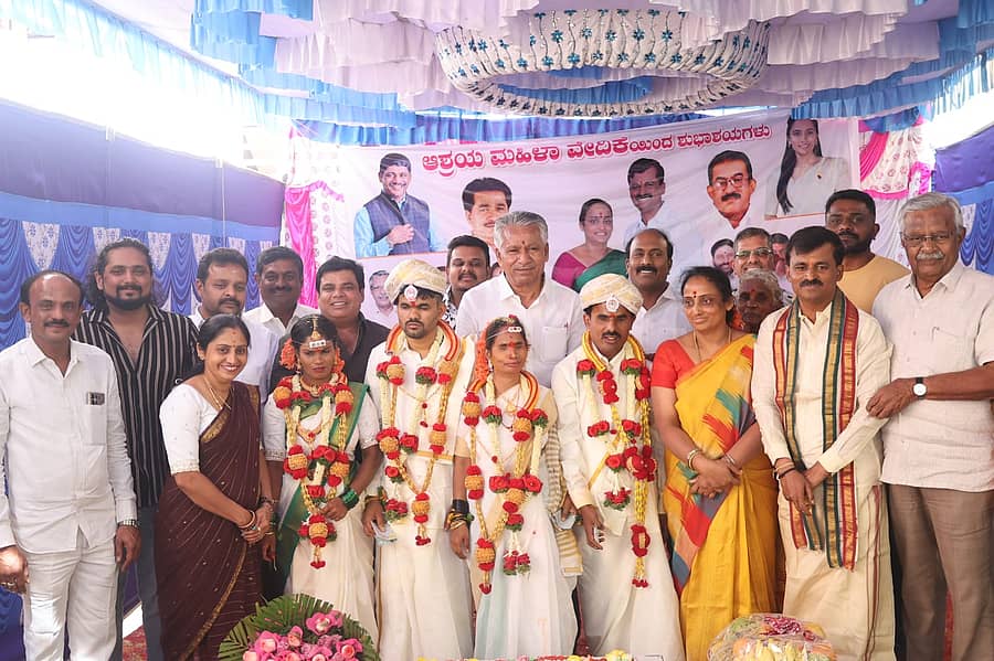 ದಾಂಪತ್ಯಕ್ಕೆ ಕಾಲಿಟ್ಟ ವಧು–ವರರಿಗೆ ಹನುಮಂತರಾಯಪ್ಪ, ವೇಲುನಾಯ್ಕರ್, ಎಸ್.ಭೂಷಣ್, ಮಂಜುಳಾ ನಾರಾಯಣಸ್ವಾಮಿ, ಬಿ.ಆರ್.ನಂಜುಂಡಪ್ಪ, ಎ.ಅಮರ್‌ನಾಥ್ ಅವರು ಶುಭ ಕೋರಿದರು