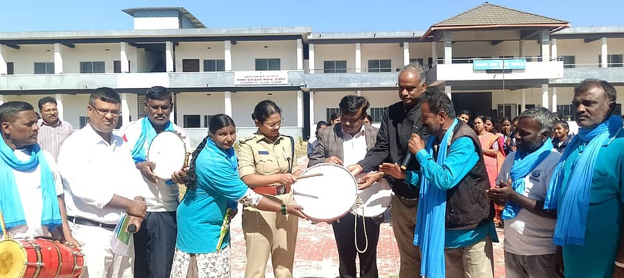 ಮಡಿಕೇರಿಯ ಸರ್ಕಾರಿ ಜೂನಿಯರ್ ಕಾಲೇಜು ಆವರಣದಲ್ಲಿ ಬುಧವಾರ ನಡೆದ ಮದ್ಯ ಮತ್ತು ಮಾದಕ ವಸ್ತುಗಳ ವಿರುದ್ಧ ಜಾಗೃತಿ ಮೂಡಿಸುವ ಬೀದಿ ನಾಟಕಕ್ಕೆ ಜಿಲ್ಲಾ ಪೊಲೀಸ್ ವರಿಷ್ಠಾಧಿಕಾರಿ ಆರ್.ಎನ್.ಬಿಂದುಮಣಿ ಚಾಲನೆ ನೀಡಿದರು