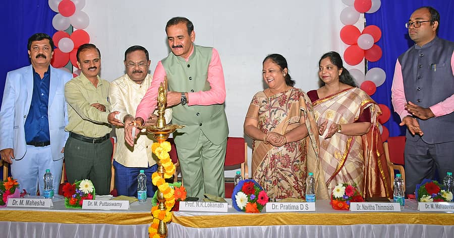 ಮೈಸೂರಿನ ಬಾಸುದೇವ ಸೋಮಾನಿ ಕಾಲೇಜಿನಲ್ಲಿ ಬುಧವಾರ ಆಯೋಜಿಸಿದ್ದ ‘ರಾಜ್ಯ ಶಿಕ್ಷಣ ನೀತಿ’ ಕುರಿತ ಕಾರ್ಯಾಗಾರವನ್ನು ಕುಲಪತಿ ಪ್ರೊ.ಎನ್‌.ಕೆ.ಲೋಕನಾಥ್ ಉದ್ಘಾಟಿಸಿದರು. ಪ್ರೊ.ಎಂ.ಮಹೇಶ, ಪ್ರೊ.ಎಂ.ಪುಟ್ಟಸ್ವಾಮಿ, ಡಿ.ಎಸ್‌.ಪ‍್ರತಿಮಾ, ಪ್ರೊ.ನಮಿತಾ ತಿಮ್ಮಯ್ಯ, ಪ್ರೊ.ಎಂ.ಮಹದೇವಸ್ವಾಮಿ ‍ಪಾಲ್ಗೊಂಡಿದ್ದರು –ಪ್ರಜಾವಾಣಿ ಚಿತ್ರ 