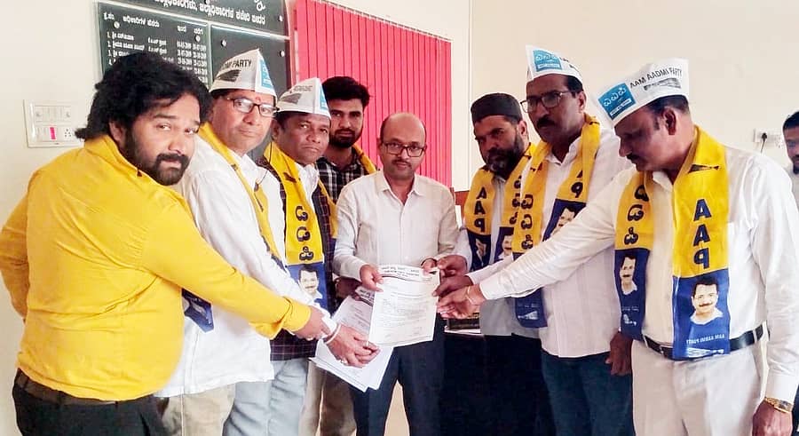 ಎಎಪಿ ಪದಾಧಿಕಾರಿಗಳು ಬೀದರ್‌ನಲ್ಲಿ ಬುಧವಾರ ಹೆಚ್ಚುವರಿ ಜಿಲ್ಲಾಧಿಕಾರಿ ಶಿವಾನಂದ ಕರಾಳೆ ಅವರಿಗೆ ಮನವಿ ಪತ್ರ ಸಲ್ಲಿಸಿದರು