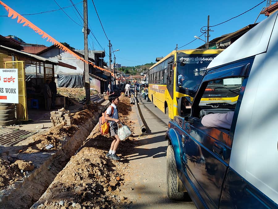 ಮಡಿಕೇರಿಯ ಮಹದೇವಪೇಟೆಯಲ್ಲಿ ನಡೆಯುತ್ತಿರುವ ಪೈಪ್‌ಲೈನ್ ಅಳವಡಿಕೆ ಕಾಮಗಾರಿಯಿಂದ ಬುಧವಾರ ಮುಖ್ಯರಸ್ತೆಯಲ್ಲಿ ಸಂಚಾರ ದಟ್ಟಣೆ ಉಂಟಾಗಿತ್ತು