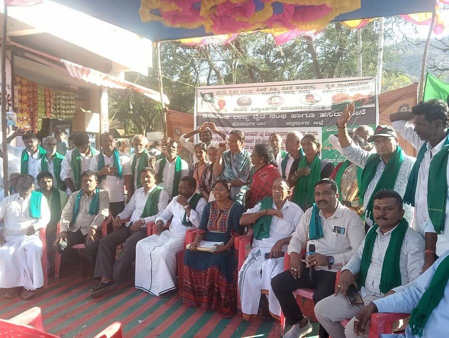 ಹೊಸದುರ್ಗ ಪಟ್ಟಣದಲ್ಲಿ ರೈತ ಸಂಘದ ವತಿಯಿಂದ ನಡೆದ ಅನಿರ್ಧಿಷ್ಠಾವಧಿ ಧರಣಿಯನ್ನಯ ಉದ್ದೇಶಿಸಿ ಜಿಲ್ಲಾ ಸಂಪನ್ಮೂಲ ವ್ಯಕ್ತಿ ಕರಿಸಿದ್ದಯ್ಯ ಮಾತನಾಡಿದರು