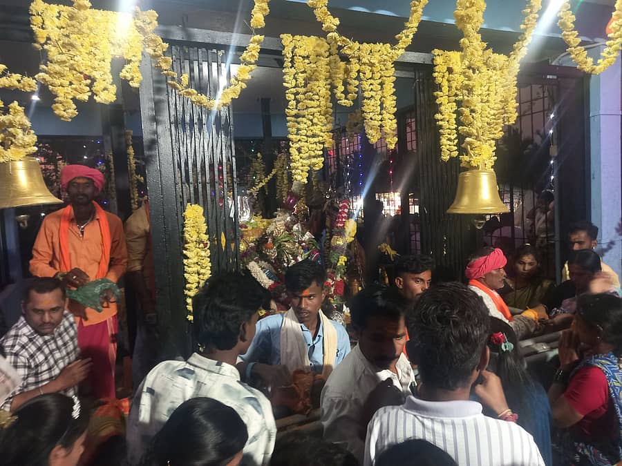 ಮಾಯಕೊಂಡ ಸಮೀಪದ ಪರಶುರಾಮಪುರ ಬಳಿಯ ಸೀಬಾರದಲ್ಲಿ ಮೈಲಾರ ಲಿಂಗೇಶ್ವರ ಪೂಜೆಯಲ್ಲಿ ಭಾಗಿಯಾಗಿದ್ದ ಭಕ್ತರು