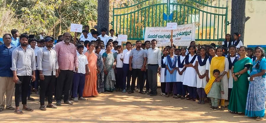 ಬಾಗೇಪಲ್ಲಿ ತಾಲ್ಲೂಕಿನ ಪರಗೋಡು ಕ್ರಾಸ್‍ನ ರಾಷ್ಟ್ರೀಯ ಹೆದ್ದಾರಿ ರಸ್ತೆ-44 ರ ಪಕ್ಕದ ಸಾಲುಮರದ ತಿಮ್ಮಕ್ಕ ಉದ್ಯಾನಕ್ಕೆ ಬುಧವಾರ ಘಂಟಂವಾರಿಪಲ್ಲಿ ಸರ್ಕಾರಿ ಪ್ರೌಢಶಾಲೆ ವಿದ್ಯಾರ್ಥಿಗಳು ಪ್ರವಾಸ ಕೈಗೊಂಡರು
