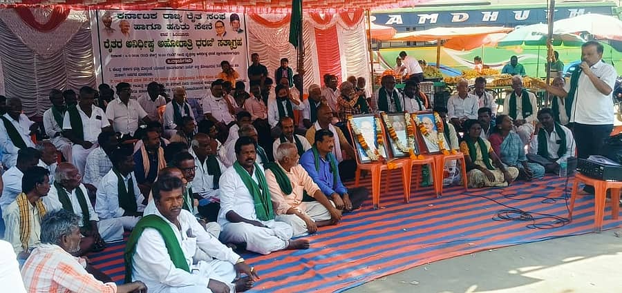 ಹಿರಿಯೂರಿನ ಗಾಂಧಿ ವೃತ್ತದಲ್ಲಿ ಕೇಂದ್ರ ಮತ್ತು ರಾಜ್ಯ ಸರ್ಕಾರಗಳ ವಿಳಂಬ ಧೋರಣೆ ಖಂಡಿಸಿ ರೈತಸಂಘ ಮತ್ತು ಹಸಿರುಸೇನೆ ನೇತೃತ್ವದಲ್ಲಿ ಬುಧವಾರ ಅಹೋರಾತ್ರಿ ಧರಣಿ ಆರಂಭಿಸಲಾಯಿತು