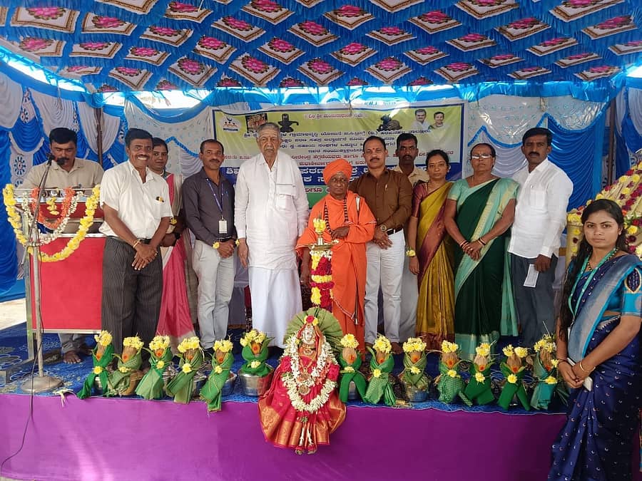 ಹರಪನಹಳ್ಳಿ ತಾಲ್ಲೂಕಿನ ಹಿರೆಮೇಗಳಗೇರಿ ಗ್ರಾಮದ ನಾಗಲಿಂಗೇಶ್ವರ ದೇವಸ್ಥಾನದಲ್ಲಿ ಶಿವ ಪಂಚಾಕ್ಷರಿ ಪಠಣ, ಸಹಸ್ರ ಬಿಲ್ವಾರ್ಚನೆ ಕಾರ್ಯಕ್ರಮ ನಡೆಯಿತು