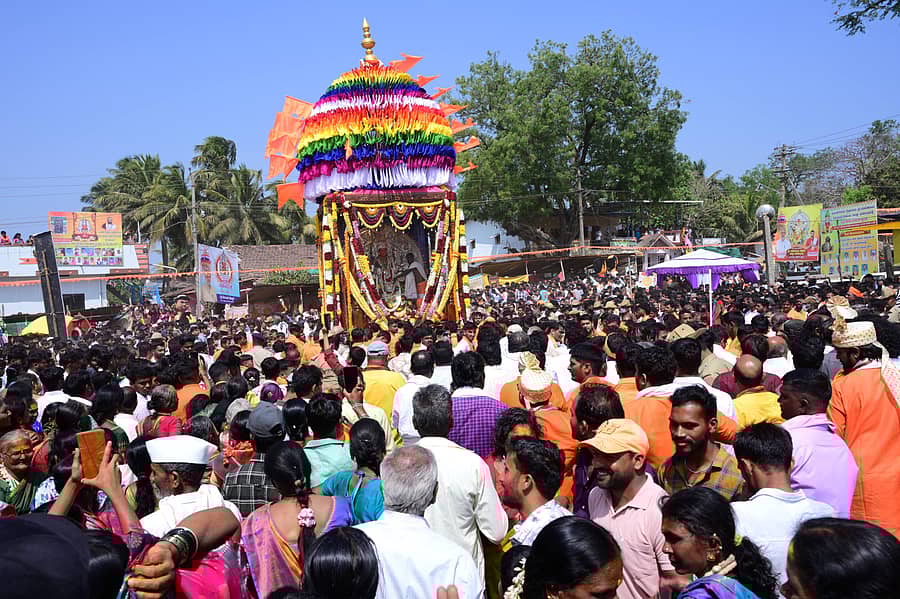 ಮುಂಡಗೋಡ ಪಟ್ಟಣದ ಮಾರಿಕಾಂಬಾ ದೇವಿಯ ರಥೋತ್ಸವ ನೂರಾರು ಭಕ್ತರ ಸಮ್ಮುಖದಲ್ಲಿ ಬುಧವಾರ ವಿಜೃಂಭಣೆಯಿಂದ ಜರುಗಿತು