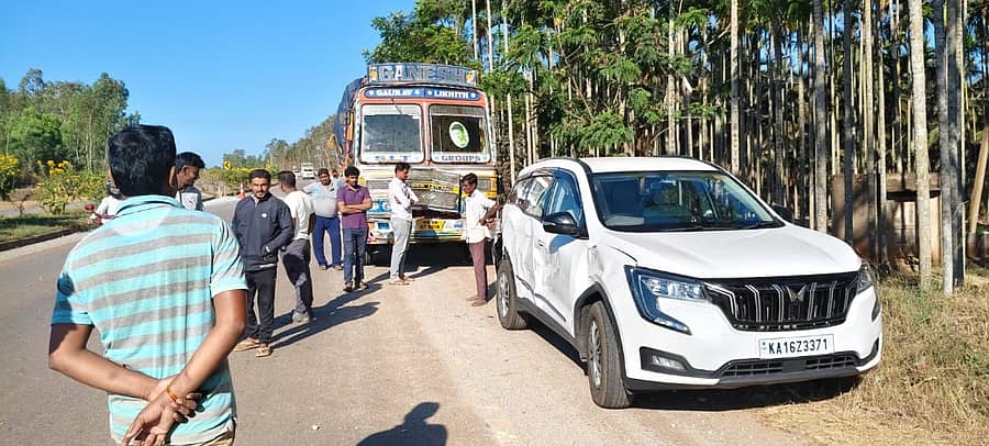 <div class="paragraphs"><p>ಗುಬ್ಬಿ ತಾಲ್ಲೂಕಿನ ನಿಟ್ಟೂರು ಹೋಬಳಿ ರಾಷ್ಟ್ರೀಯ ಹೆದ್ದಾರಿಯ ಶಿವಸಂದ್ರ ಅರಣ್ಯ ಪ್ರದೇಶ ಸಮೀಪ ಸರಣಿ ಅಪಘಾತವಾಗಿರುವುದು</p></div>