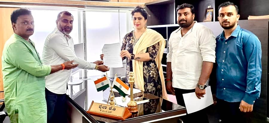 ಡಾ. ಸುಶ್ರುತ ಗೌಡ ನೇತೃತ್ವದ ತಂಡವು ಪೌರಾಡಳಿತ ನಿರ್ದೇಶನಾಲಯದ ಸಹಾಯಕ ನಿರ್ದೇಶಕಿ ಕೆ.ಡಿ. ಶೈಲಾ ಅವರಿಗೆ ಆಕ್ಷೇಪಣೆ ಸಲ್ಲಿಸಿತು