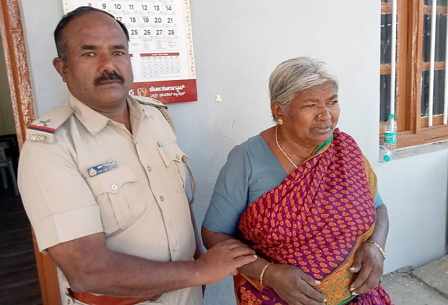 ಶ್ರೀರಂಗಪಟ್ಟಣದ ವೆಲ್ಲೆಸ್ಲಿ ಸೇತುವೆ ಬಳಿ ಬುಧವಾರ ಕಾವೇರಿ ನದಿಗೆ ಹಾರಿದ್ದ ಚಾಮನಗರ ತಾಲ್ಲೂಕು ಬೆಂಡರವಾಡಿ ಗ್ರಾಮದ ವೃದ್ಧೆ ಗುಂಡಮ್ಮ ಅವರನ್ನು ಸ್ಥಳೀಯರು ರಕ್ಷಿಸಿ ಪೊಲೀಸರ ವಶಕ್ಕೆ ಒಪ್ಪಿಸಿದರು