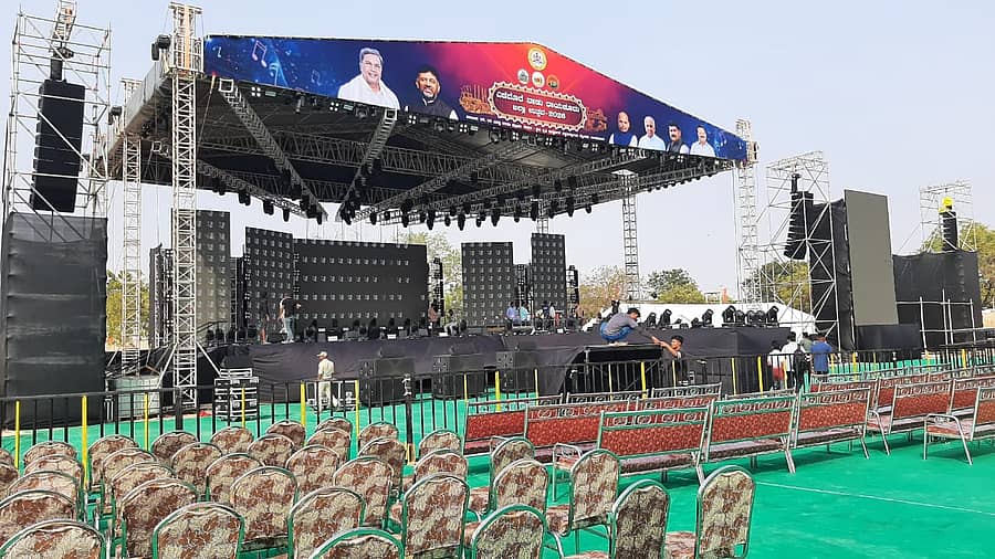 ರಾಯಚೂರಿನ ಕೃಷಿ ವಿಜ್ಞಾನಗಳ ವಿಶ್ವವಿದ್ಯಾಲಯದ ಆವರಣದಲ್ಲಿ ರಾಯಚೂರು ಜಿಲ್ಲಾ ಉತ್ಸವಕ್ಕೆ ಸಿದ್ಧಗೊಂಡಿರುವ ಪ್ರಧಾನ ವೇದಿಕೆ