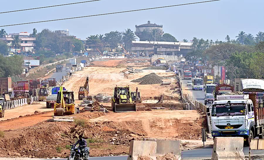 ಹುಬ್ಬಳ್ಳಿಯ ಗಬ್ಬೂರು ವೃತ್ತದಲ್ಲಿ ನಡೆಯುತ್ತಿರುವ ಅಷ್ಟಪಥ ಹುಬ್ಬಳ್ಳಿ–ಧಾರವಾಡ ಬೈಪಾಸ್‌ ಕಾಮಗಾರಿಯ ದೃಶ್ಯ –ಪ್ರಜಾವಾಣಿ ಚಿತ್ರ: ಗೋವಿಂದರಾಜ ಜವಳಿ
