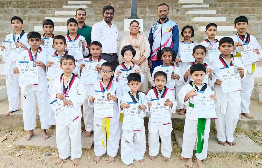 ಬೆಂಗಳೂರಿನ ಕಂಠೀರವ ಒಳಾಂಗಣ ಕ್ರೀಡಾಂಗಣದಲ್ಲಿ ನಡೆದ ‘ಕರ್ನಾಟಕ ಟೇಕ್ವಾಂಡೊ ಕಪ್: 2026’ ಪಂದ್ಯಾವಳಿಯಲ್ಲಿ 18 ಪದಕಗಳನ್ನು ಜಯಿಸಿದ ಬೆಂಗಳೂರು ದಕ್ಷಿಣ ಜಿಲ್ಲಾ ಟೇಕ್ವಾಂಡೊ ಸಂಸ್ಥೆಯ ಕ್ರೀಡಾಪಟುಗಳು. ಯುವ ಸಬಲೀಕರಣ ಮತ್ತು ಕ್ರೀಡಾ ಇಲಾಖೆಯ ಸಹಾಯಕ ನಿರ್ದೇಶಕಿ ಅನಿತಾ, ಸಂಸ್ಥೆಯ ಉಪಾಧ್ಯಕ್ಷ ಮಾಸ್ಟರ್ ಎಂ. ಸತೀಶ್, ಪ್ರಧಾನ ಕಾರ್ಯದರ್ಶಿ ಮಾಸ್ಟರ್ ಗೋವಿಂದ್ ಇದ್ದಾರೆ