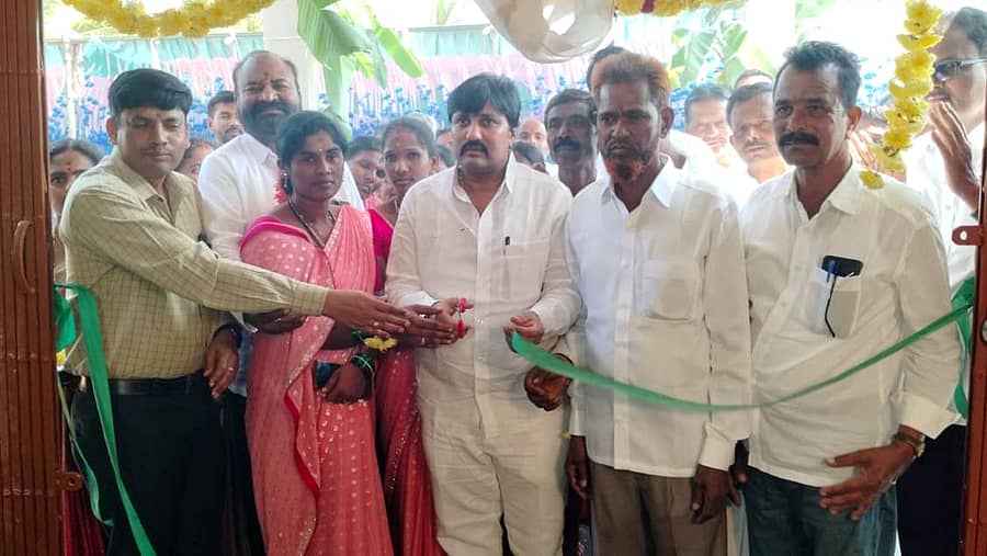 ತಳಕು ಗ್ರಾಮದಲ್ಲಿ ಬುಧವಾರ ದ್ರಾಕ್ಷರಸ ಮಂಡಳಿ ಅಧ್ಯಕ್ಷ ಬಿ. ಯೋಗೇಶ್‌ಬಾಬು ಭಾರತ್‌ನಿರ್ಮಾಣ ರಾಜೀವ್‌ಗಾಂಧಿ ಸೇವಾಕೇಂದ್ರ ಕಟ್ಟಡವನ್ನು ಉದ್ಘಾಟಿಸಿದರು