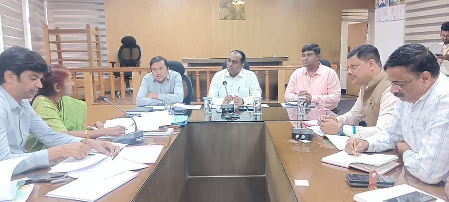 ಶಿವಮೊಗ್ಗದಲ್ಲಿ ಮಂಗಳವಾರ ಜಿಲ್ಲಾಧಿಕಾರಿ ಪ್ರಭುಲಿಂಗ ಕವಳಿಕಟ್ಟಿ, ಸಿಇಒ ಎನ್.ಹೇಮಂತ್ ನೇತೃತ್ವದಲ್ಲಿ ನಡೆದ ಅಧಿಕಾರಿಗಳ ಸಭೆಯ ನೋಟ