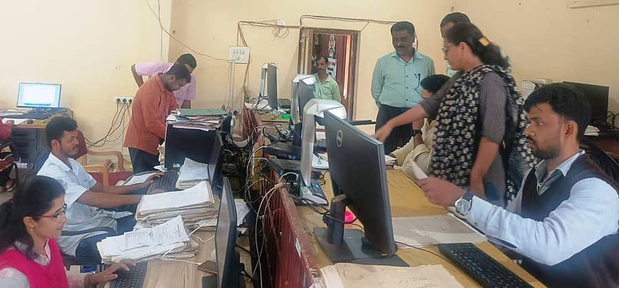 ಹಾನಗಲ್ ತಾಲ್ಲೂಕಿನ ಕಂದಾಯ ದಾಖಲೆಗಳ ಡಿಜಿಟಲೀಕರಣ ನಡೆಯುತ್ತಿದ್ದ ಸಂದರ್ಭ