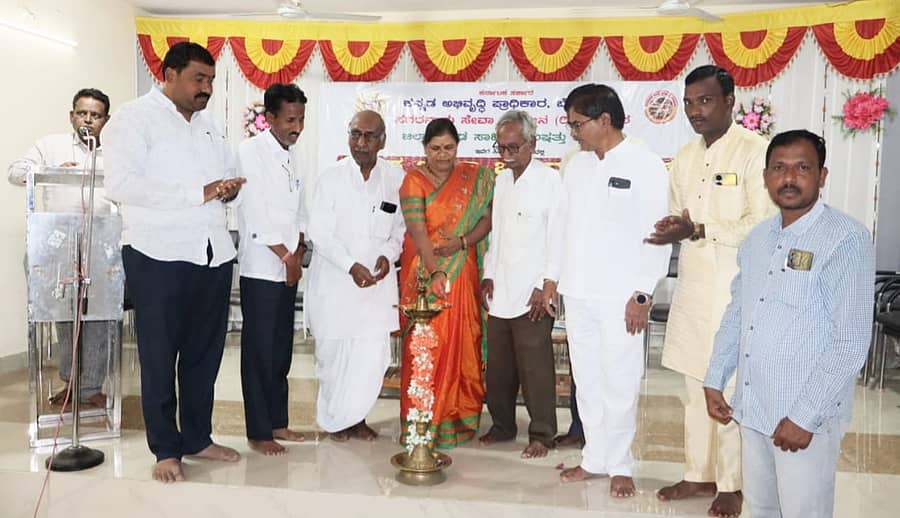 ಯಾದಗಿರಿಯಲ್ಲಿ ಬುಧವಾರ ನಡೆದ ವಿಚಾರ ಸಂಕಿರಣ ಕಾರ್ಯಕ್ರಮದ ದೀಪವನ್ನು ಸಾಹಿತಿ ಜಯದೇವಿ ಗಾಯಕವಾಡ ಬೆಳಗಿಸಿದರು. ಗಣ್ಯರು ಉಪಸ್ಥಿತರಿದ್ದರು