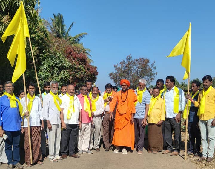ಈಡಿಗ ಜನಾಂಗದ ಬೇಡಿಕೆ ಈಡೇರಿಸುವಂತೆ ಒತ್ತಾಯಿಸಿ ಪ್ರಣವಾನಂದ ಸ್ವಾಮೀಜಿ ನಡೆಸುತ್ತಿರುವ ಪಾದಯಾತ್ರೆಯಲ್ಲಿ ಭಾಗವಹಿಸಿದ್ದ ಮುಖಂಡರು 