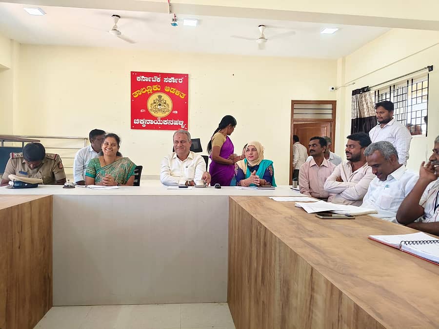 ಚಿಕ್ಕನಾಯಕನಹಳ್ಳಿ ತಾಲ್ಲೂಕು ಕಚೇರಿ ಸಭಾಂಗಣದಲ್ಲಿ ಕೆರೆ ಮಣ್ಣು ಮತ್ತು ಮರಳು ವಿಲೇವಾರಿ ಕುರಿತು ಸಭೆ ನಡೆಯಿತು