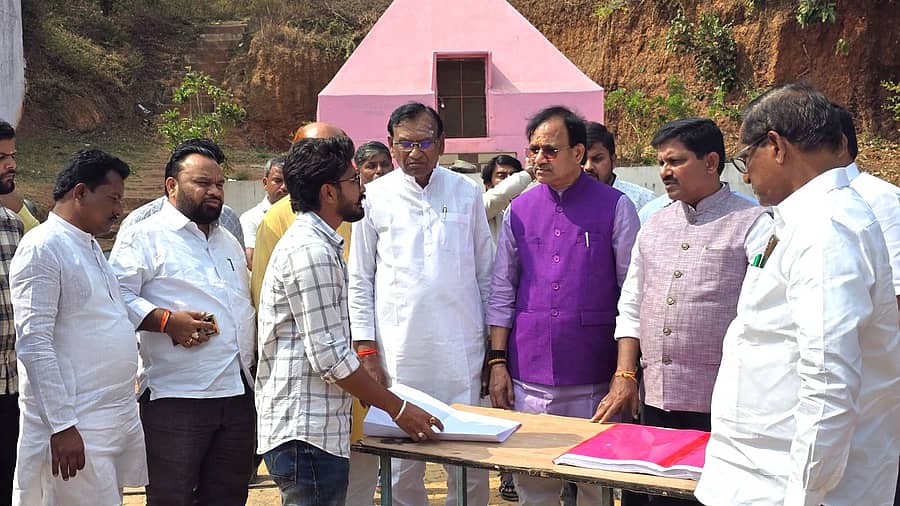 ಬಿಜೆಪಿ ಮುಖಂಡರ ನಿಯೋಗವು ಗುರುವಾರ ಬೀದರ್‌ನ ಪಾಪನಾಶ ದೇಗುಲಕ್ಕೆ ಭೇಟಿ ಕೊಟ್ಟು ದೇವಸ್ಥಾನ ಅಭಿವೃದ್ಧಿಯ ಯೋಜನಾ ಎಂಜಿನಿಯರ್‌ ಹೃಷಿಕೇಶ ಶೆಟಕಾರ್‌ ಅವರಿಂದ ಮಾಹಿತಿ ಪಡೆದುಕೊಂಡಿತು