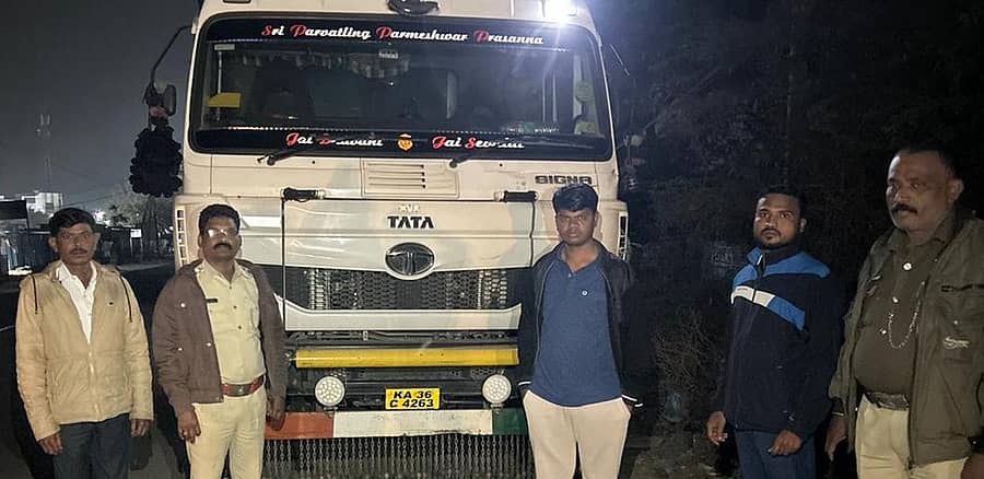 ಯಾದಗಿರಿಯಲ್ಲಿ ಅನಧಿಕೃತವಾಗಿ ಮರಳು ಸಾಗಣಿ ಮಾಡುತ್ತಿದ್ದ ಟಿಪ್ಪರ್ ವಶಕ್ಕೆ ಪಡೆದ ಅಧಿಕಾರಿಗಳು