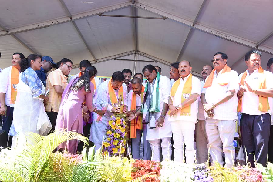 ಚಿಕ್ಕಬಳ್ಳಾಪುರದಲ್ಲಿ ಭಗತ್ ಸಿಂಗ್ ಚಾರಿಟಬಲ್ ಟ್ರಸ್ಟ್‌ನಿಂದ ಹಮ್ಮಿಕೊಂಡಿದ್ದ ಹೊದಿಕೆ ವಿತರಣೆ ಕಾರ್ಯಕ್ರಮವನ್ನು ಶಾಸಕ ಎಸ್‌.ಆರ್.ವಿಶ್ವನಾಥ್ ಹಾಗೂ ಗಣ್ಯರು ಉದ್ಘಾಟಿಸಿದರು