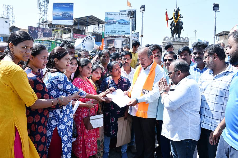 ಶಿವಮೊಗ್ಗದಲ್ಲಿ ಈಜುಕೊಳ ಅವ್ಯವಸ್ಥೆ ಸರಿಪಡಿಸುವಂತೆ ಒತ್ತಾಯಿಸಿ ಈಜು ತರಬೇತಿ ಪಡೆಯುತ್ತಿರುವ ಮಕ್ಕಳ ಪೋಷಕರು ಶಾಸಕರಿಗೆ ಮನವಿ ಸಲ್ಲಿಸಿದರು