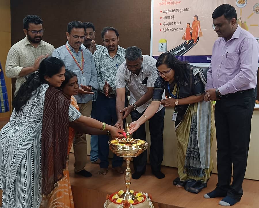 <div class="paragraphs"><p>ರಾಮನಗರದ ಜಿಲ್ಲಾ ಪಂಚಾಯಿತಿ ಸಭಾಂಗಣದಲ್ಲಿ ನಬಾರ್ಡ್ ಹಾಗೂ ಕರ್ತವ್ಯ ಫೌಂಡೇಷನ್‌ ಸಹಯೋಗದೊಂದಿಗೆ ನಡೆದ ಹಲಸಿನ ಹಣ್ಣಿನ ಮೌಲ್ಯವರ್ಧನೆ ತರಬೇತಿ ಪಡೆದ ಶಿಬಿರಾರ್ಥಿಗಳಿಗೆ ಪ್ರಮಾಣಪತ್ರ ವಿತರಣೆ ಸಮಾರಂಭವನ್ನು ಗಣ್ಯರು ಉದ್ಘಾಟಿಸಿದರು.</p></div>