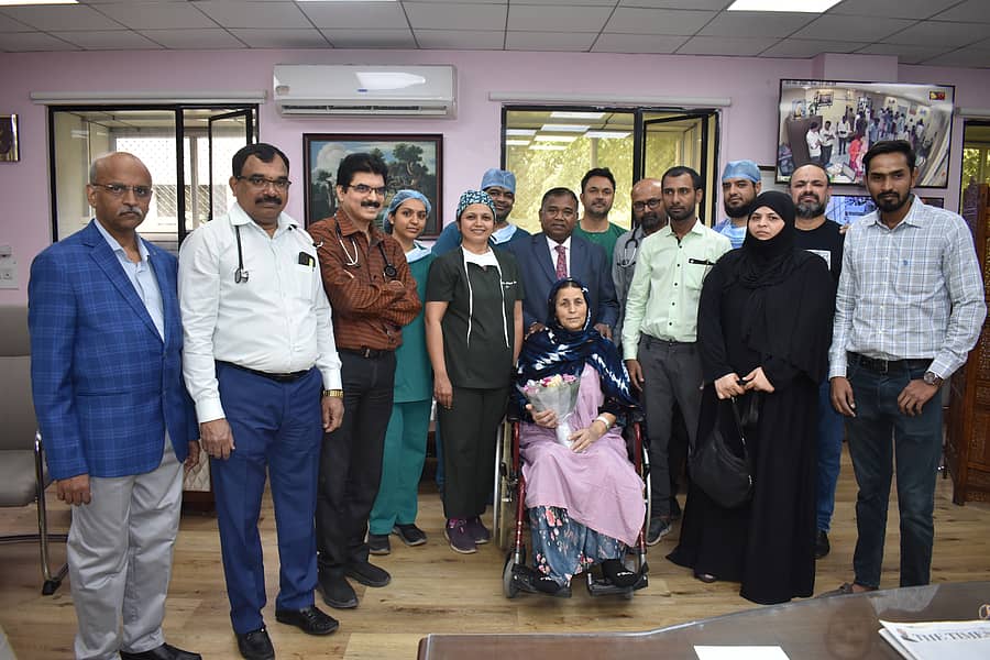 ಶಸ್ತ್ರಚಿಕಿತ್ಸೆಯಿಂದ ಚೇತರಿಸಿಕೊಂಡ ಮಹಿಳೆಗೆ ಜಯದೇವ ಸಂಸ್ಥೆಯ ವೈದ್ಯರ ತಂಡ ಶುಭಹಾರೈಸಿತು
