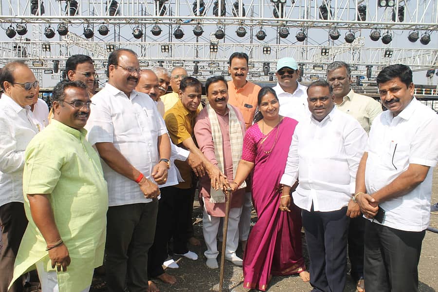 ಹುಬ್ಬಳ್ಳಿಯ ಹೊರವಲಯದ ಕುಸಗಲ್‌ ರಸ್ತೆಯ ಆಕ್ಸ್‌ಫರ್ಡ್‌ ಕಾಲೇಜು ಬಳಿಯ ಬೃಹತ್‌ ಮೈದಾನದಲ್ಲಿ ನಡೆಯುವ ಸಂಸದ ಸಾಂಸ್ಕೃತಿಕ, ಕ್ರೀಡಾ ಮಹೋತ್ಸವ ಹಾಗೂ ಗಾಳಿಪಟ ಉತ್ಸವದ ವೇದಿಕೆ ನಿರ್ಮಾಣ ಕಾರ್ಯಕ್ಕೆ ಗುರುವಾರ ಶಾಸಕ ಮಹೇಶ ಟೆಂಗಿನಕಾಯಿ, ಗೋವಿಂದ ಜೋಶಿ, ಮೇಯರ್‌ ಜ್ಯೋತಿ ಪಾಟೀಲ ಭೂಮಿ ಪೂಜೆ ನೆರವೇರಿಸಿದರು