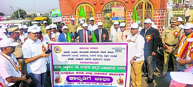 <div class="paragraphs"><p>ಅಥಣಿ ಪಟ್ಟಣದಲ್ಲಿ ಹಮ್ಮಿಕೊಳ್ಳಲಾಗಿದ್ದ 37ನೇ ರಾಷ್ಟ್ರೀಯ ರಸ್ತೆ ಸುರಕ್ಷತಾ ಮಾಸಾಚರಣೆಯ ಕಾಲ್ನಡಿಗೆ ಜಾಥಾ ಕಾರ್ಯಕ್ರಮಕ್ಕೆ ಅಥಣಿಯ 11ನೇ ಹೆಚ್ಚುವರಿ ಜಿಲ್ಲಾ ಮತ್ತು ಸತ್ರ ನ್ಯಾಯಾಧೀಶ ಈರಣ್ಣ ಇ. ಎಸ್ ಹಸಿರು ನಿಶಾನೆ ತೋರಿದರು</p></div>