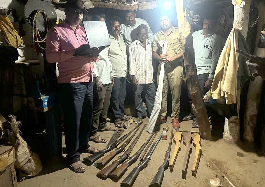 ಶಿಕಾರಿಪುರ ಪಟ್ಟಣ ಸಮೀಪದ ಭದ್ರಾಪುರ ಗ್ರಾಮದಲ್ಲಿ ಅಕ್ರಮವಾಗಿ ನಾಡ ಬಂದೂಕು ತಯಾರಿಸುತ್ತಿದ್ದ ವ್ಯಕ್ತಿಯನ್ನು ಏಳು ಬಂದೂಕು ಸಮೇತ ಬುಧವಾರ ಪೊಲೀಸರು ಬಂಧಿಸಿದ್ದಾರೆ