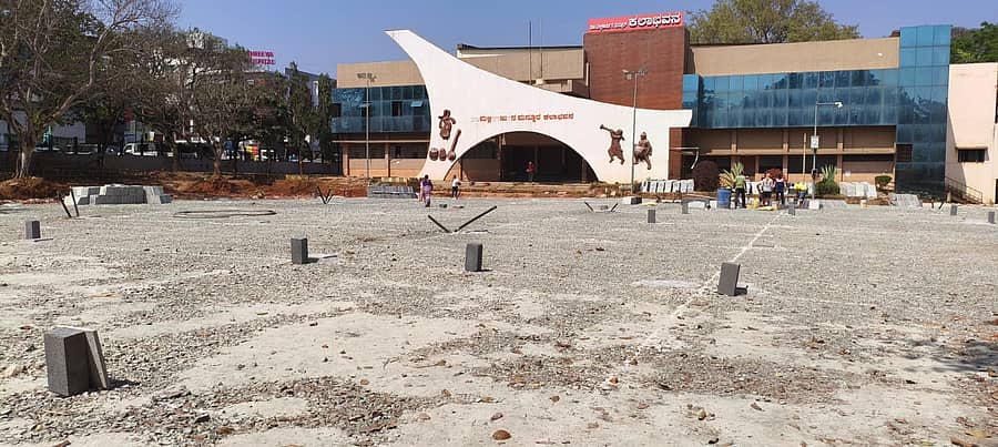 ಧಾರವಾಡದ ಕಡಪಾ ಮೈದಾನದಲ್ಲಿ ಸಿಮೆಂಟ್ ಪೇವರ್ಸ್ ಅಳವಡಿಕೆ ಕಾಮಗಾರಿ ನಡೆಯುತ್ತಿರುವುದು.