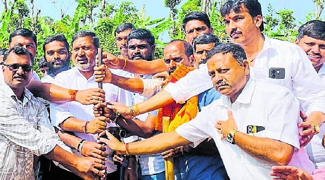 <div class="paragraphs"><p>ಹೆತ್ತೂರು ಗ್ರಾಮದ ಶ್ರೀರಾಮ ಬಡಾವಣೆಯ ನೂತನ ಕಾಂಕ್ರೀಟ್‌ ರಸ್ತೆಗೆ ಶಾಸಕ ಸಿಮೆಂಟ್ ಮಂಜು ಭೂಮಿಪೂಜೆ ಮಾಡಿದರು.</p></div>